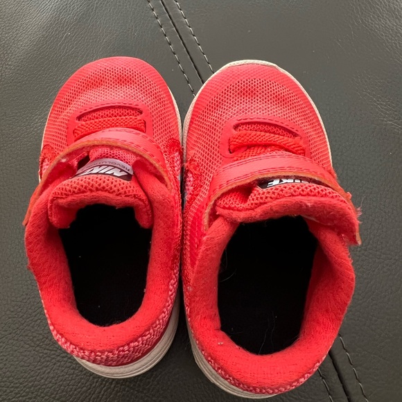 Toddler Nike shoes - Picture 3 of 6